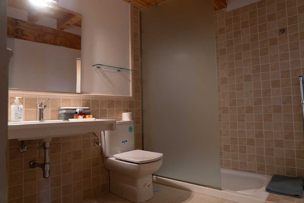 Baño con ducha de cristal
