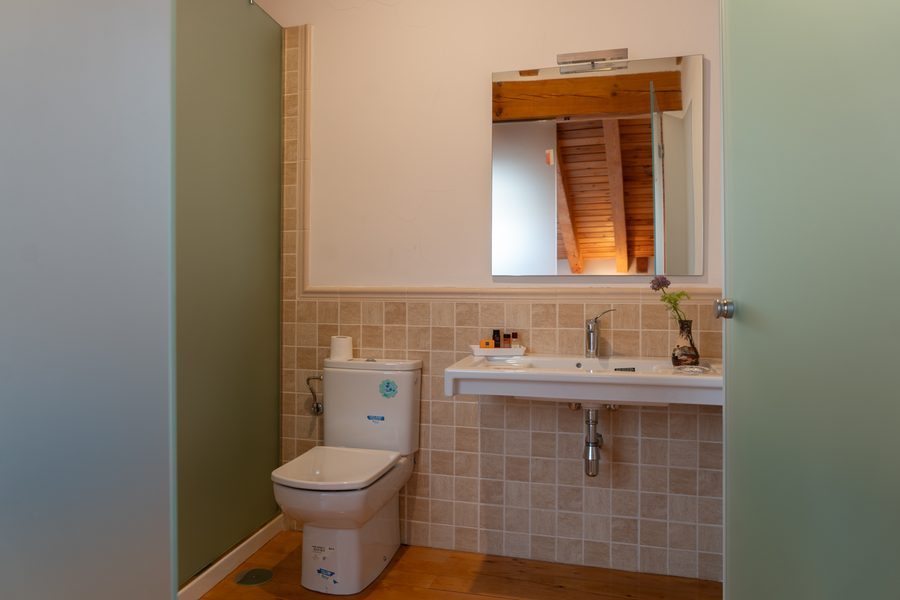 Baño con espejo iluminado