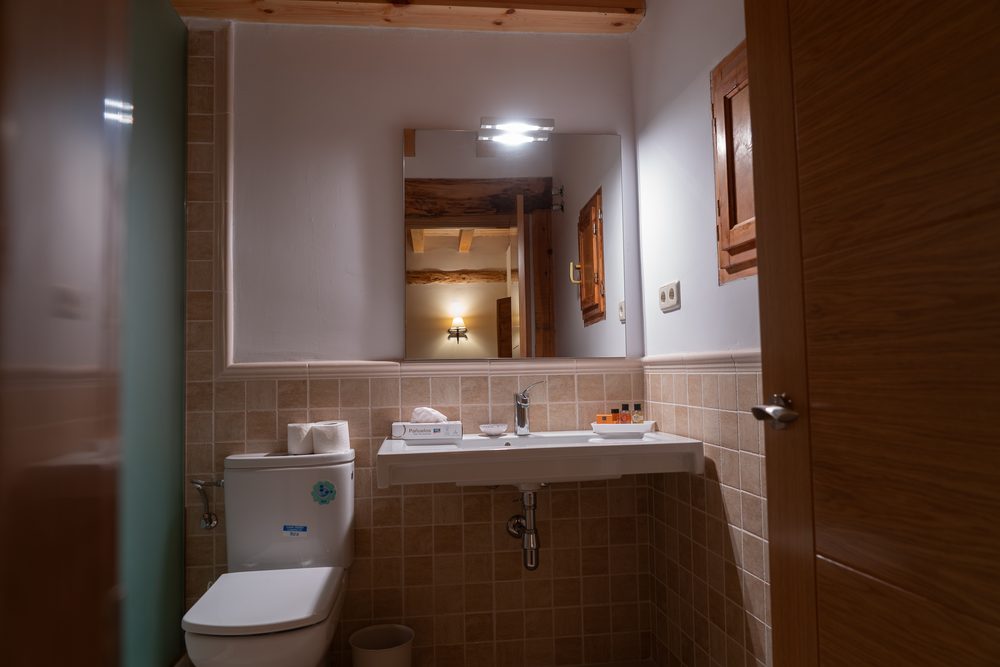 Baño con espejo y lavabo