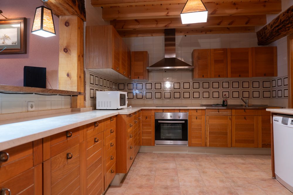 Cocina grande con muebles de madera