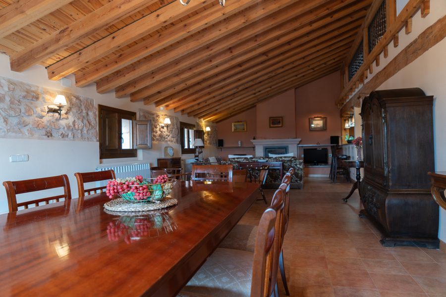 Comedor con gran mesa de madera