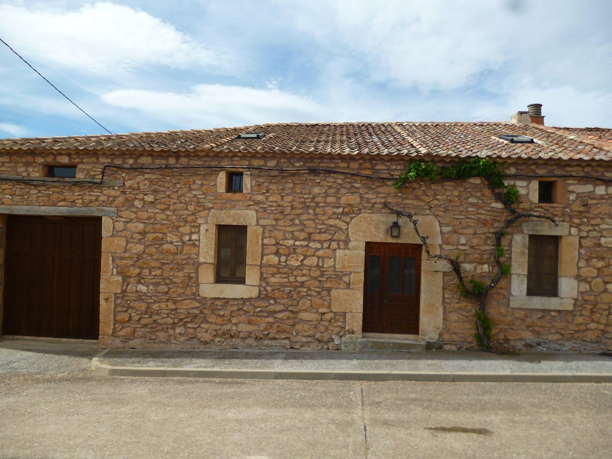 Fachada de piedra de la Casa Rural Mazagatos en Segovia
