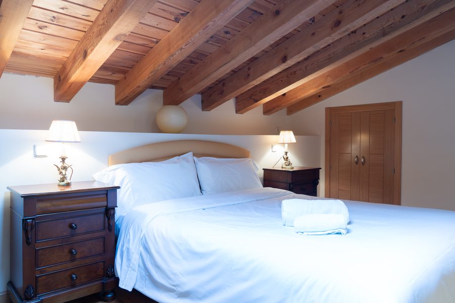 Habitación con vigas y lámparas