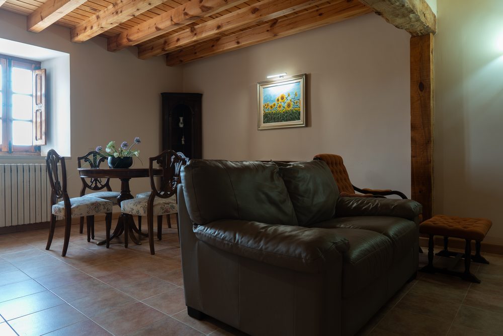 Sala íntima con sofá de cuero
