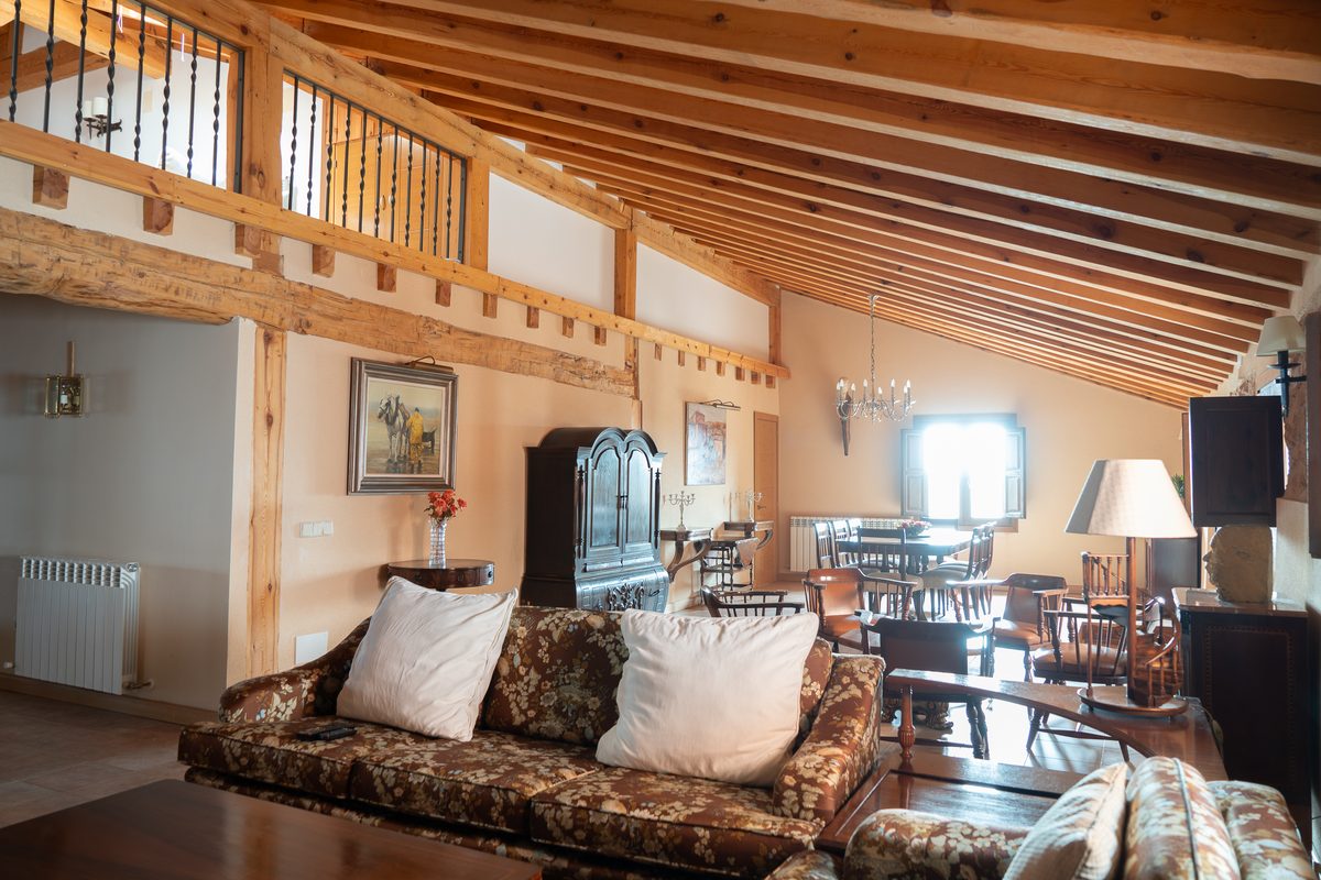 Gran salón con vigas de madera